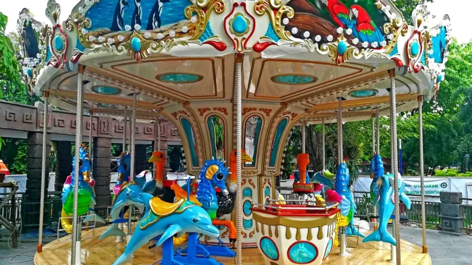 A 7 m, 26-seat carousel with fiberglass canopy and LED lighting
