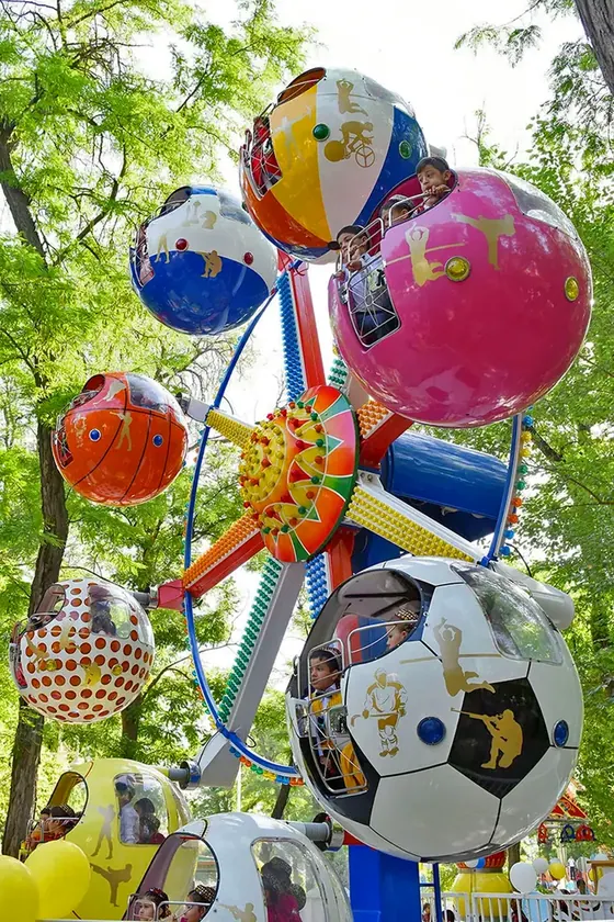 FERRIS WHEEL 10M amusement ride for sale — manufactured by XL Rides (Henan Xinlong Amusement Equipment Co., Ltd.)